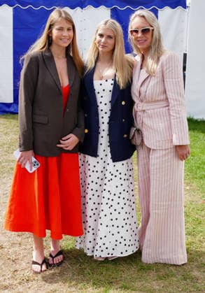 Henley Royal Regatta Fashion Day 1 People arrive in their finery in the sunshine on the first day of the event. The 2026 Henley Royal Regatta takes place from Tuesday 30th June to Sunday 5th July 2026. This historic, six-day head-to-head knockout rowing competition is held on the River Thames in Henley on Thames. It stands as the absolute pinnacle of the international and British summer military, student, and club rowing calendars., Credit:Geoffrey Swaine Geoff Swaine - B4563 Avalon UK, Oxfordshire, Henley on Thames  Copyright: xGeoffreyxSwainex xGeoffxSwainex-xB4563x xAvalonx 1113529226
