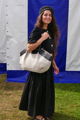 Henley Royal Regatta Fashion Day 1 People arrive in their finery in the sunshine on the first day of the event. The 2026 Henley Royal Regatta takes place from Tuesday 30th June to Sunday 5th July 2026. This historic, six-day head-to-head knockout rowing competition is held on the River Thames in Henley on Thames. It stands as the absolute pinnacle of the international and British summer military, student, and club rowing calendars., Credit:Geoffrey Swaine Geoff Swaine - B4563 Avalon UK, Oxfordshire, Henley on Thames  Copyright: xGeoffreyxSwainex xGeoffxSwainex-xB4563x xAvalonx 1113529327