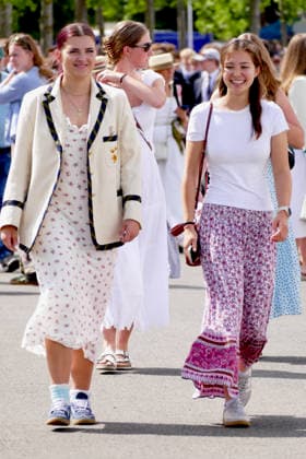 Henley Royal Regatta Fashion Day 1 People arrive in their finery in the sunshine on the first day of the event. The 2026 Henley Royal Regatta takes place from Tuesday 30th June to Sunday 5th July 2026. This historic, six-day head-to-head knockout rowing competition is held on the River Thames in Henley on Thames. It stands as the absolute pinnacle of the international and British summer military, student, and club rowing calendars., Credit:Geoffrey Swaine Geoff Swaine - B4563 Avalon UK, Oxfordshire, Henley on Thames  Copyright: xGeoffreyxSwainex xGeoffxSwainex-xB4563x xAvalonx 1113533406