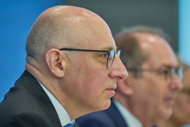 Vorstellung des Verfassungsschutzberichtes 2025 in der Bundespressekonferenz in Berlin mit Bundesminister des Innern Alexander Dobrindt (CSU, rechts im Bild) und Sinan Selen, Praesident des Bundesamtes fuer Verfassungsschutz (BfV, links) (Foto vom 30.06.2026). Die Zahl der Rechtsextremisten ist nach der Einschaetzung des Verfassungsschutzes weiter gestiegen. Wie aus dem am Dienstag in Berlin veroeffentlichten Bericht fuer das vergangene Jahr hervorgeht, wird ihr ein Potenzial von rund 58.700 Anhaengern zugerechnet. (Siehe epd-Meldung vom 30.06.2026) EDITORIAL USE ONLY *** Presentation of the 2025 Report on the Protection of the Constitution at the Federal Press Conference in Berlin with Federal Minister of the Interior Alexander Dobrindt (C Copyright: epd-bild ChristianxDitsch D26D0630Verfassungsschutzbericht2025-103940