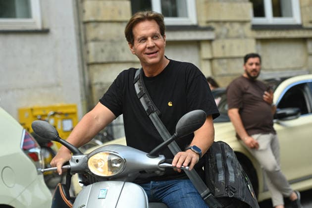 Thomas HEINZE (Schauspieler), auf einer Vespa,Einzelbild,angeschnittenes Einzelmotiv,Halbfigur,halbe Figur. ZDF Empfang Get Together Orange Hour in H ugo s Bar anlaesslich Filmfest Muenchen am 30.06.2026. *** Thomas HEINZE, actor, on a Vespa; single frame; cropped close-up; half-length portrait; ZDF reception Get Together Orange Hour at Hugo s Bar during the Munich Film Festival on June 30, 2026