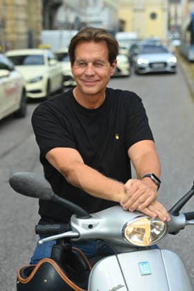 Thomas HEINZE (Schauspieler), auf einer Vespa,Einzelbild,angeschnittenes Einzelmotiv,Halbfigur,halbe Figur. ZDF Empfang Get Together Orange Hour in H ugo s Bar anlaesslich Filmfest Muenchen am 30.06.2026. *** Thomas HEINZE, actor, on a Vespa; single frame; cropped close-up; half-length portrait; ZDF reception Get Together Orange Hour at Hugo s Bar during the Munich Film Festival on June 30, 2026