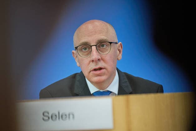 Sinan Selen, Praesident des Bundesamtes fuer Verfassungsschutz (BfV), waehrend der Vorstellung des Verfassungsschutzberichtes 2025 in der Bundespressekonferenz in Berlin (Foto vom 30.06.2026). EDITORIAL USE ONLY *** Sinan Selen, President of the Federal Office for the Protection of the Constitution (BfV), during the presentation of the 2025 Report on the Protection of the Constitution at the Federal Press Conference in Berlin. Photo taken on June 30, 2026. EDITORIAL USE ONLY Copyright: epd-bild ChristianxDitsch D26D0630Verfassungsschutzbericht2025-102939