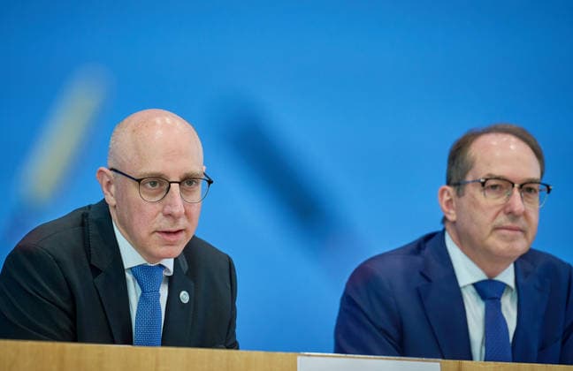 Vorstellung des Verfassungsschutzberichtes 2025 in der Bundespressekonferenz in Berlin mit Bundesminister des Innern Alexander Dobrindt (CSU, rechts im Bild) und Sinan Selen, Praesident des Bundesamtes fuer Verfassungsschutz (BfV, links) (Foto vom 30.06.2026). Die Zahl der Rechtsextremisten ist nach der Einschaetzung des Verfassungsschutzes weiter gestiegen. Wie aus dem am Dienstag in Berlin veroeffentlichten Bericht fuer das vergangene Jahr hervorgeht, wird ihr ein Potenzial von rund 58.700 Anhaengern zugerechnet. (Siehe epd-Meldung vom 30.06.2026) EDITORIAL USE ONLY *** Presentation of the 2025 Report on the Protection of the Constitution at the Federal Press Conference in Berlin with Federal Minister of the Interior Alexander Dobrindt (C Copyright: epd-bild ChristianxDitsch D26D0630Verfassungsschutzbericht2025-103341