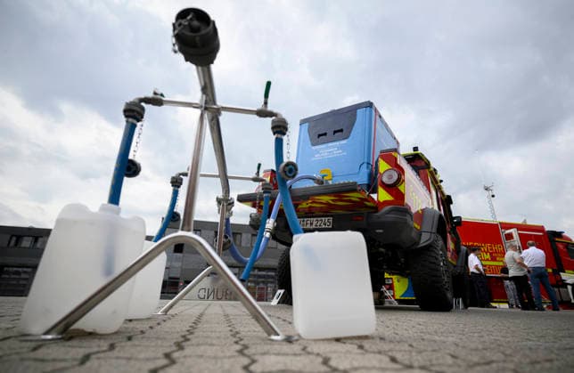 Mobile Anlage zur Trinkwasserversorgung in Notlagen. Pressetermin Umweltminister Oliver Krischer besucht das Krisenzentrum für Hochwasser in der Einsatzzentrale der Feuerwehr der Stadt Mülheim an der Ruhr, am 30.06.2026 in Mülheim Deutschland Ruhr Leitstelle der Feuerwehr Mülheim *** Mobile Drinking Water Supply System for Emergencies Press Event: Environment Minister Oliver Krischer visits the Flood Crisis Center at the Mülheim an der Ruhr Fire Department’s Operations Center on June 30, 2026, in Mülheim, Germany—Ruhr Region, Mülheim Fire Department Operations Center