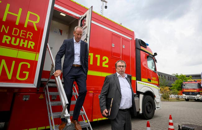 (l-r) Prof. Dr. Christoph Donner (CEO, Vorstandsvorsitzender des Ruhrverband), Oliver Krischer (Minister für Umwelt, Naturschutz und Verkehr NRW) steigt aus einem Feuerwehrfahrzeug. Pressetermin Umweltminister Oliver Krischer besucht das Krisenzentrum für Hochwasser in der Einsatzzentrale der Feuerwehr der Stadt Mülheim an der Ruhr, am 30.06.2026 in Mülheim Deutschland Ruhr Leitstelle der Feuerwehr Mülheim *** l r Prof. Dr. Christoph Donner, CEO and Chairman of the Board of Ruhrverband, Oliver Krischer, Minister of the Environment, Nature Conservation, and Transportation for North Rhine-Westphalia, steps out of a fire truck. Press event: Environment Minister Oliver Krischer visits the flood crisis center at the operations headquarters