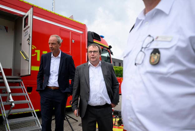 (l-r) Prof. Dr. Christoph Donner (CEO, Vorstandsvorsitzender des Ruhrverband), Oliver Krischer (Minister für Umwelt, Naturschutz und Verkehr NRW). Pressetermin Umweltminister Oliver Krischer besucht das Krisenzentrum für Hochwasser in der Einsatzzentrale der Feuerwehr der Stadt Mülheim an der Ruhr, am 30.06.2026 in Mülheim Deutschland Ruhr Leitstelle der Feuerwehr Mülheim *** l r Prof. Dr. Christoph Donner, CEO and Chairman of the Board of the Ruhrverband, Oliver Krischer, Minister for the Environment, Nature Conservation, and Transportation of North Rhine-Westphalia. Press event: Environment Minister Oliver Krischer visits the flood crisis center at the Mülheim an der Ruhr Fire Department’s operations center on June 30, 2026, in Mülh