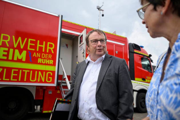 Oliver Krischer (Minister für Umwelt, Naturschutz und Verkehr NRW) im Gespräch mit Elke Reichert (Präsidentin des Landesamtes für Natur, Umwelt und Klima). Pressetermin Umweltminister Oliver Krischer besucht das Krisenzentrum für Hochwasser in der Einsatzzentrale der Feuerwehr der Stadt Mülheim an der Ruhr, am 30.06.2026 in Mülheim Deutschland Ruhr Leitstelle der Feuerwehr Mülheim *** Oliver Krischer, Minister for the Environment, Nature Conservation, and Transportation of North Rhine-Westphalia, in conversation with Elke Reichert, President of the State Office for Nature, Environment, and Climate. Press event: Environment Minister Oliver Krischer visits the flood crisis center at the operations headquarters of the Mülheim an der Ru