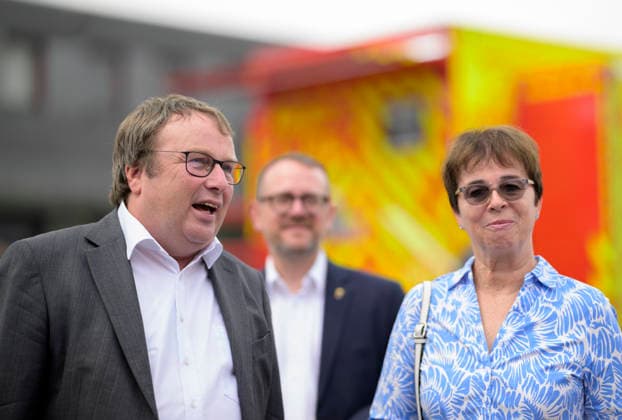 (l-r) Oliver Krischer (Minister für Umwelt, Naturschutz und Verkehr NRW) mit Elke Reichert (Präsidentin des Landesamtes für Natur, Umwelt und Klima). Pressetermin Umweltminister Oliver Krischer besucht das Krisenzentrum für Hochwasser in der Einsatzzentrale der Feuerwehr der Stadt Mülheim an der Ruhr, am 30.06.2026 in Mülheim Deutschland Ruhr Leitstelle der Feuerwehr Mülheim *** L-R: Oliver Krischer, Minister of the Environment, Nature Conservation, and Transportation for North Rhine-Westphalia, with Elke Reichert, President of the State Office for Nature, Environment, and Climate. Press event: Environment Minister Oliver Krischer visits the flood crisis center at the operations headquarters of the Mülheim an der Ruhr Fire Departmen