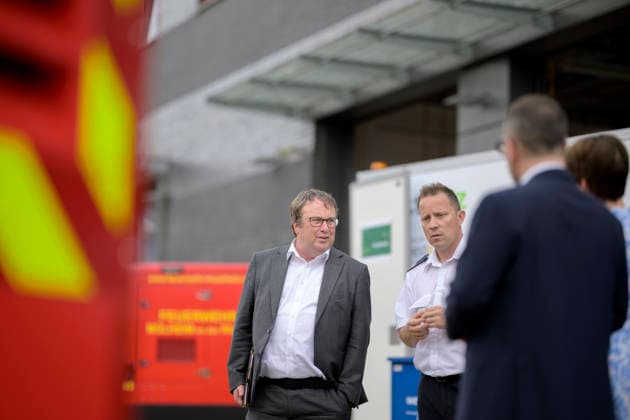 Oliver Krischer (Minister für Umwelt, Naturschutz und Verkehr NRW) bekommt die Mobile Anlage zur Trinkwasserversorgung in Notlagen von einem Feuerwehrmann erklärt. Pressetermin Umweltminister Oliver Krischer besucht das Krisenzentrum für Hochwasser in der Einsatzzentrale der Feuerwehr der Stadt Mülheim an der Ruhr, am 30.06.2026 in Mülheim Deutschland Ruhr Leitstelle der Feuerwehr Mülheim *** Oliver Krischer, Minister of the Environment, Nature Conservation, and Transportation for North Rhine-Westphalia, receives an explanation from a firefighter about the mobile drinking water supply system for emergencies. Press event: Environment Minister Oliver Krischer visits the flood crisis center at the operations headquarters of the Mülheim