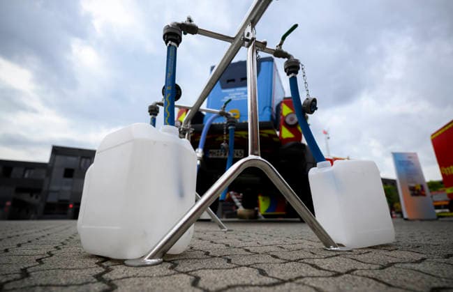 Mobile Anlage zur Trinkwasserversorgung in Notlagen. Pressetermin Umweltminister Oliver Krischer besucht das Krisenzentrum für Hochwasser in der Einsatzzentrale der Feuerwehr der Stadt Mülheim an der Ruhr, am 30.06.2026 in Mülheim Deutschland Ruhr Leitstelle der Feuerwehr Mülheim *** Mobile Drinking Water Supply System for Emergencies Press Event: Environment Minister Oliver Krischer visits the Flood Crisis Center at the Mülheim an der Ruhr Fire Department’s Operations Center on June 30, 2026, in Mülheim, Germany—Ruhr Region, Mülheim Fire Department Operations Center