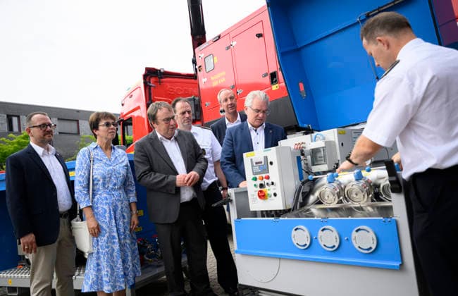 (l-r) David Lüngen (Stadtdirektor der Stadt Mülheim), Elke Reichert (Präsidentin des Landesamtes für Natur, Umwelt und Klima), Oliver Krischer (Minister für Umwelt, Naturschutz und Verkehr NRW), Sven Werner (Amtsleiter Berufsfeuerwehr Mülheim), Prof. Dr. Christoph Donner (CEO, Vorstandsvorsitzender des Ruhrverband), Marc Buchholz (Oberbürgermeister der Stadt Mülheim) bekommen die Mobile Anlage zur Trinkwasserversorgung in Notlagen von einem Feuerwehrmann erklärt. Pressetermin Umweltminister Oliver Krischer besucht das Krisenzentrum für Hochwasser in der Einsatzzentrale der Feuerwehr der Stadt Mülheim an der Ruhr, am 30.06.2026 in Mülheim Deutschland Ruhr Leitstelle der Feuerwehr Mülheim *** l r David Lüngen, City Manager of M