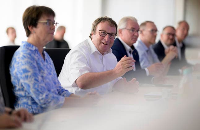 Oliver Krischer (Minister für Umwelt, Naturschutz und Verkehr NRW), davor Elke Reichert (Präsidentin des Landesamtes für Natur, Umwelt und Klima), dahinter Marc Buchholz (Oberbürgermeister der Stadt Mülheim). Pressetermin Umweltminister Oliver Krischer besucht das Krisenzentrum für Hochwasser in der Einsatzzentrale der Feuerwehr der Stadt Mülheim an der Ruhr, am 30.06.2026 in Mülheim Deutschland Ruhr Leitstelle der Feuerwehr Mülheim *** Oliver Krischer, Minister of the Environment, Nature Conservation, and Transportation for North Rhine-Westphalia; in front of him, Elke Reichert, President of the State Office for Nature, Environment, and Climate; behind him, Marc Buchholz, Mayor of Mülheim. Press event: Environment Minister Oliver