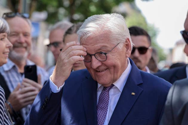 Bundespräsident Frank-Walter Steinmeier in der Fußgängerzone mit Pasanten im Dialog, im Gespräch, Volksnah, , Deutschland, Bundespräsident Frank-Walter Steinmeier, Format Ortszeit Deutschland, Fußgängerzone Lörrach, 30.06.2026, Lörrach Innenstadt Baden-Württemberg Deutschland *** Federal President Frank Walter Steinmeier in the pedestrian zone, engaging with passersby, conversing, connecting with the people, Germany, Federal President Frank Walter Steinmeier, Local Time Germany format, Lörrach pedestrian zone, June 30, 2026, Lörrach city center, Baden-Württemberg, Germany Copyright: xGrantxHubbsx
