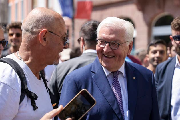 Bundespräsident Frank-Walter Steinmeier in der Fußgängerzone mit Pasanten im Dialog, im Gespräch, Volksnah, , Deutschland, Bundespräsident Frank-Walter Steinmeier, Format Ortszeit Deutschland, Fußgängerzone Lörrach, 30.06.2026, Lörrach Innenstadt Baden-Württemberg Deutschland *** Federal President Frank Walter Steinmeier in the pedestrian zone, engaging with passersby, chatting with them, connecting with the people, , Germany, Federal President Frank Walter Steinmeier, Local Time Germany format, Lörrach pedestrian zone, June 30, 2026, Lörrach city center, Baden-Württemberg, Germany Copyright: xGrantxHubbsx
