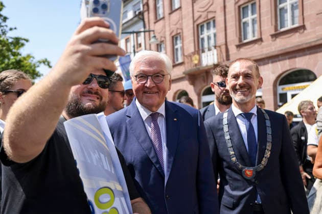 Bundespräsident Frank-Walter Steinmeier, Oberbürgermeister Jörg Lutz und einem Passant in der Fußgängerzone mit Pasanten im Dialog, im Gespräch, Volksnah, Selfie , Deutschland, Bundespräsident Frank-Walter Steinmeier, Format Ortszeit Deutschland, Fußgängerzone Lörrach, 30.06.2026, Lörrach Innenstadt Baden-Württemberg Deutschland *** Federal President Frank Walter Steinmeier, Mayor Jörg Lutz, and a passerby in the pedestrian zone—engaging with passersby, conversing, approachable, taking a selfie—Germany, Federal President Frank Walter Steinmeier, Local Time Germany, Lörrach Pedestrian Zone, June 30, 2026, Lörrach City Center, Baden-Württemberg, Germany Copyright: xGrantxHubbsx