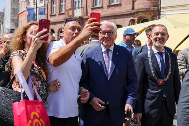 Bundespräsident Frank-Walter Steinmeier, Oberbürgermeister Jörg Lutz und mit Passanten in der Fußgängerzone mit Pasanten im Dialog, im Gespräch, Volksnah, Selfie , Deutschland, Bundespräsident Frank-Walter Steinmeier, Format Ortszeit Deutschland, Fußgängerzone Lörrach, 30.06.2026, Lörrach Innenstadt Baden-Württemberg Deutschland *** Federal President Frank Walter Steinmeier, Mayor Jörg Lutz, and passersby in the pedestrian zone—engaging in conversation, approachable, taking selfies—Germany, Federal President Frank Walter Steinmeier, Local Time Germany, Lörrach Pedestrian Zone, June 30, 2026, Lörrach City Center, Baden-Württemberg, Germany Copyright: xGrantxHubbsx