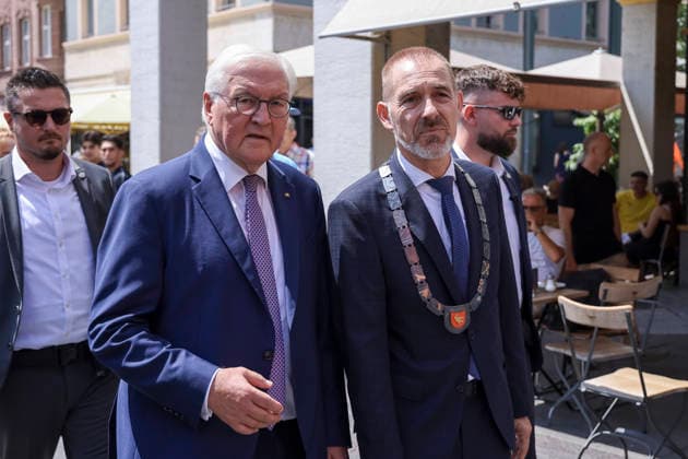 Bundespräsident Frank-Walter Steinmeier und Oberbürgermeister Jörg Lutz in der Fußgängerzone , Deutschland, Bundespräsident Frank-Walter Steinmeier, Format Ortszeit Deutschland, Fußgängerzone Lörrach, 30.06.2026, Lörrach Innenstadt Baden-Württemberg Deutschland *** Federal President Frank Walter Steinmeier and Mayor Jörg Lutz in the pedestrian zone, Germany; Federal President Frank Walter Steinmeier, Local Time in Germany; Lörrach Pedestrian Zone, June 30, 2026; Lörrach City Center, Baden-Württemberg, Germany Copyright: xGrantxHubbsx