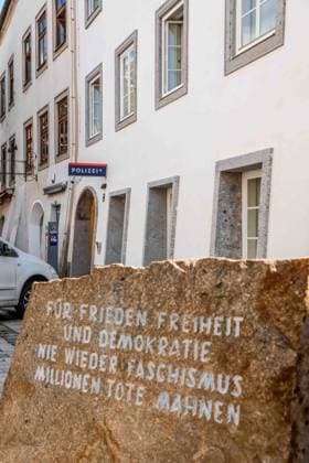 30.06.2026, Braunau am Inn, AUT, Unterwegs in Oberösterreich, Symbolbild, Themenbild, Neuer Polizeiposten, NEUE PI Braunau am Inn, im Bild Außenansicht, PI Braunau, Hitlerhaus, Geburtshaus, Salzburger Vorstadt 15, Verschiedene Ansichten, Polizei, Schild, Überwachung, Stadt, *** June 30, 2026, Braunau am Inn, Austria, Traveling in Upper Austria, Stock photo, Thematic image, New police station, NEW Braunau am Inn Police Station, exterior view shown, Braunau Police Station, Hitler House, birthplace, Salzburger Vorstadt 15, various views, police, sign, surveillance, city,