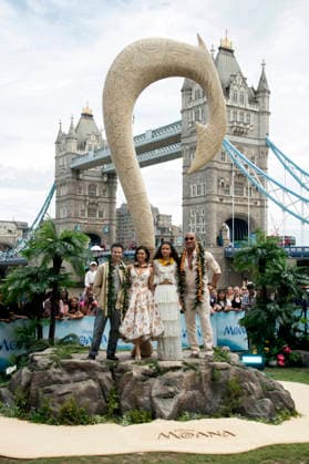 Thomas Kail, Auli i Cravalho, Catherine Laga aia und Dwayne Johnson beim Photocall zur Eröffnung der Moana Experience im Potters Fields park. London, 30.06.2026 *** Thomas Kail, Auli i Cravalho, Catherine Lagaia, and Dwayne Johnson at the photo call for the opening of the Moana Experience at Potters Fields Park in London, June 30, 2026 Foto:xS.xVasx xFuturexImagex moana_6666