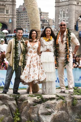 Thomas Kail, Auli i Cravalho, Catherine Laga aia und Dwayne Johnson beim Photocall zur Eröffnung der Moana Experience im Potters Fields park. London, 30.06.2026 *** Thomas Kail, Auli i Cravalho, Catherine Lagaia, and Dwayne Johnson at the photo call for the opening of the Moana Experience at Potters Fields Park in London, June 30, 2026 Foto:xS.xVasx xFuturexImagex moana_6667