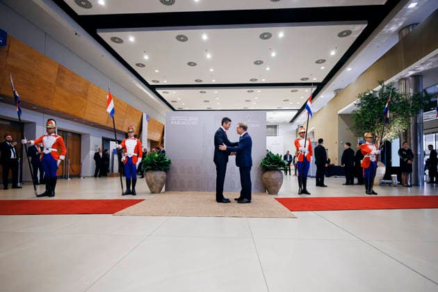 Johann Wadephul (CDU), Bundesaussenminister, wird im Rahmen der Mercosur-Konferenz von Santiago Pena Palacios, Praesidenten der Republik Paraguay, begruesst in Asuncion, 30.06.2026. Fotografiert im Auftrag des Auswaertigen Amtes (AA) Asuncion Paraguay *** Johann Wadephul (CDU), Federal Minister of Foreign Affairs, is welcomed by Santiago Pena Palacios, President of the Republic of Paraguay, during the Mercosur Conference in Asunción, June 30, 2026. Photographed on behalf of the Federal Foreign Office (AA) in Asunción, Paraguay. Copyright: xFelixxZahnx