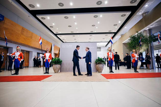 Johann Wadephul (CDU), Bundesaussenminister, wird im Rahmen der Mercosur-Konferenz von Santiago Pena Palacios, Praesidenten der Republik Paraguay, begruesst in Asuncion, 30.06.2026. Fotografiert im Auftrag des Auswaertigen Amtes (AA) Asuncion Paraguay *** Johann Wadephul (CDU), Federal Minister of Foreign Affairs, is welcomed by Santiago Pena Palacios, President of the Republic of Paraguay, during the Mercosur Conference in Asunción, June 30, 2026. Photographed on behalf of the Federal Foreign Office (AA) in Asunción, Paraguay. Copyright: xFelixxZahnx