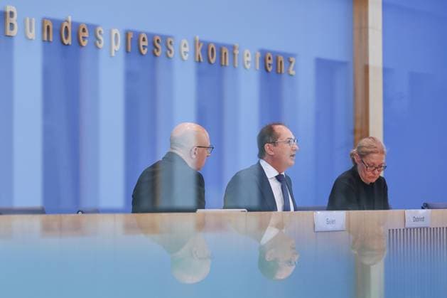 Berlin, Deutschland, 30.06.2026: Bundespressekonferenz: Vorstellung des Verfassungsschutzberichtes 2025: Sinan Selen, Präsident des Bundesamtes für Verfassungsschutz (BfV), und Bundesminister des Innern Alexander Dobrindt (CSU), Corinna Bushow (BPK) *** Berlin, Germany, June 30, 2026 Federal Press Conference: Presentation of the 2025 Report on the Protection of the Constitution Sinan Selen, President of the Federal Office for the Protection of the Constitution (BfV), and Federal Minister of the Interior Alexander Dobrindt (CSU), Corinna Bushow (BPK) Copyright: xdtsxNachrichtenagenturx dts_125724