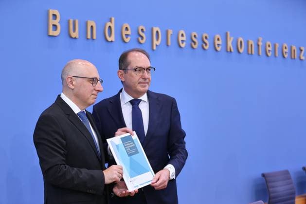 Berlin, Deutschland, 30.06.2026: Bundespressekonferenz: Vorstellung des Verfassungsschutzberichtes 2025: Sinan Selen, Präsident des Bundesamtes für Verfassungsschutz (BfV), und Bundesminister des Innern Alexander Dobrindt (CSU) *** Berlin, Germany, June 30, 2026 Federal Press Conference: Presentation of the 2025 Report on the Protection of the Constitution Sinan Selen, President of the Federal Office for the Protection of the Constitution (BfV), and Federal Minister of the Interior Alexander Dobrindt (CSU) Copyright: xdtsxNachrichtenagenturx dts_125732