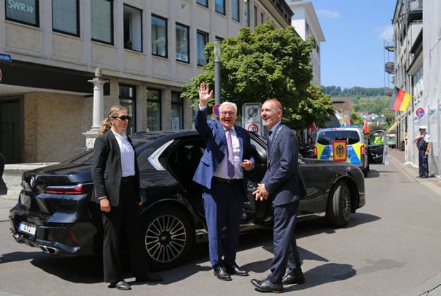 Bundespräsident Frank-Walter Steinmeier trifft in Lörrach ein und wird von Oberbürgermeister Jörg Lutz (rechts) begrüßt. Bundespräsident Frank-Walter Steinmeier trifft in Lörrach ein und wird von Oberbürgermeister Jörg Lutz (rechts) begrüßt. Lörrach Baden-Württemberg Deutschland *** Federal President Frank Walter Steinmeier arrives in Lörrach and is greeted by Mayor Jörg Lutz (on the right). Federal President Frank Walter Steinmeier arrives in Lörrach and is greeted by Mayor Jörg Lutz (on the right). Lörrach, Baden-Württemberg, Germany