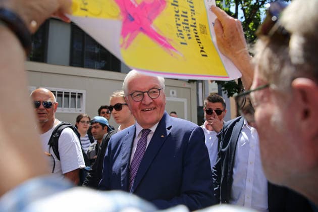 Bundespräsident Frank-Walter Steinmeier beim Gang durch die Lörracher Fußgängerzone. Der Bundespräsident unterhält sich mit Bürgern und stellt sich für Selfies zur Verfügung. Bundespräsident Frank-Walter Steinmeier beim Gang durch die Lörracher Fußgängerzone. Der Bundespräsident unterhält sich mit Bürgern und stellt sich für Selfies zur Verfügung. Lörrach Baden-Württemberg Deutschland *** Federal President Frank Walter Steinmeier walking through the pedestrian zone in Lörrach. The Federal President chats with citizens and poses for selfies. Federal President Frank Walter Steinmeier walking through the pedestrian zone in Lörrach. The Federal President chats with citizens and poses for selfies. Lörrach, Baden-Württembergttemberg, Germany