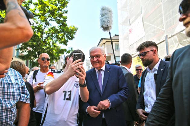 Bundespräsident Frank-Walter Steinmeier beim Gang durch die Lörracher Fußgängerzone. Der Bundespräsident hat ein offenes Ohr, unterhält sich mit Bürgern und stellt sich für Selfies zur Verfügung. Bundespräsident Frank-Walter Steinmeier beim Gang durch die Lörracher Fußgängerzone. Der Bundespräsident hat ein offenes Ohr, unterhält sich mit Bürgern und stellt sich für Selfies zur Verfügung. Lörrach Baden-Württemberg Deutschland *** Federal President Frank Walter Steinmeier walking through Lörrach’s pedestrian zone. The Federal President is approachable, chats with citizens, and poses for selfies. Federal President Frank Walter Steinmeier walking through Lörrach’s pedestrian zone. The Federal President is approachable, chatting with citizens a