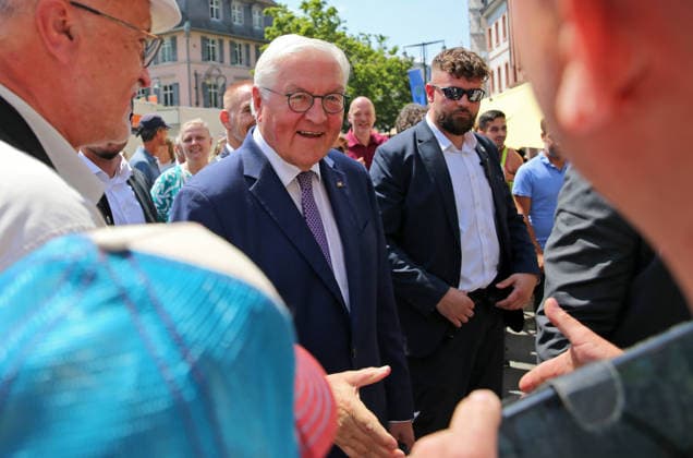 Bundespräsident Frank-Walter Steinmeier beim Gang durch die Lörracher Fußgängerzone. Der Bundespräsident hat ein offenes Ohr, unterhält sich mit Bürgern und stellt sich für Selfies zur Verfügung. Bundespräsident Frank-Walter Steinmeier beim Gang durch die Lörracher Fußgängerzone. Der Bundespräsident hat ein offenes Ohr, unterhält sich mit Bürgern und stellt sich für Selfies zur Verfügung. Lörrach Baden-Württemberg Deutschland *** Federal President Frank Walter Steinmeier walking through Lörrach’s pedestrian zone. The Federal President is approachable, chats with citizens, and poses for selfies. Federal President Frank Walter Steinmeier walking through Lörrach’s pedestrian zone. The Federal President is approachable, chatting with citizens a