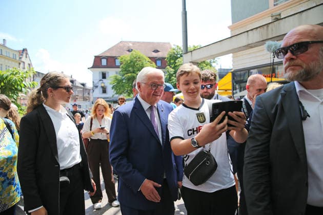 Bundespräsident Frank-Walter Steinmeier beim Gang durch die Lörracher Fußgängerzone. Der Bundespräsident hat ein offenes Ohr, unterhält sich mit Bürgern und stellt sich für Selfies zur Verfügung. Bundespräsident Frank-Walter Steinmeier beim Gang durch die Lörracher Fußgängerzone. Der Bundespräsident hat ein offenes Ohr, unterhält sich mit Bürgern und stellt sich für Selfies zur Verfügung. Lörrach Baden-Württemberg Deutschland *** Federal President Frank Walter Steinmeier walking through Lörrach’s pedestrian zone. The Federal President is approachable, chats with citizens, and poses for selfies. Federal President Frank Walter Steinmeier walking through Lörrach’s pedestrian zone. The Federal President is approachable, chatting with citizens a