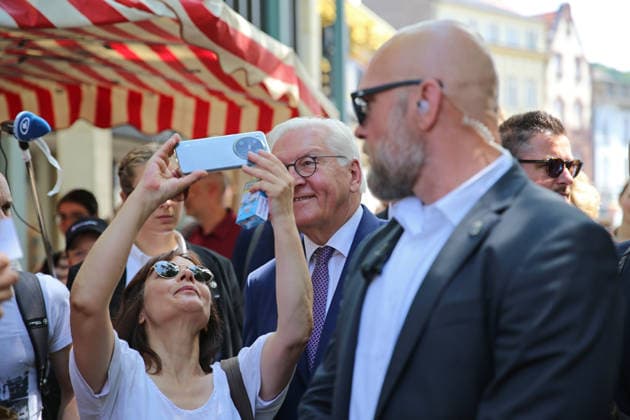 Bundespräsident Frank-Walter Steinmeier beim Gang durch die Lörracher Fußgängerzone. Der Bundespräsident hat ein offenes Ohr, unterhält sich mit Bürgern und stellt sich für Selfies zur Verfügung. Bundespräsident Frank-Walter Steinmeier beim Gang durch die Lörracher Fußgängerzone. Der Bundespräsident hat ein offenes Ohr, unterhält sich mit Bürgern und stellt sich für Selfies zur Verfügung. Lörrach Baden-Württemberg Deutschland *** Federal President Frank Walter Steinmeier walking through Lörrach’s pedestrian zone. The Federal President is approachable, chats with citizens, and poses for selfies. Federal President Frank Walter Steinmeier walking through Lörrach’s pedestrian zone. The Federal President is approachable, chatting with citizens a