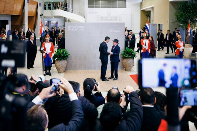 Luiz Inacio Lula da Silva, Praesident der Foederativen Republik Brasilien, wird im Rahmen der Mercosur Konferenz von Santiago Pena Palacios, Praesidenten der Republik Paraguay begruesst in Asuncion, 30.06.2026. Asuncion Paraguay *** Luiz Inácio Lula da Silva, President of the Federative Republic of Brazil, is welcomed by Santiago Pena Palacios, President of the Republic of Paraguay, during the Mercosur Conference in Asunción, June 30, 2026, Asunción, Paraguay Copyright: xFelixxZahnx