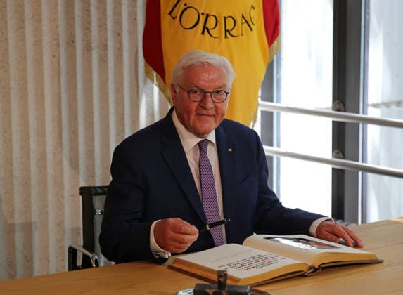 Bundespräsident Frank-Walter Steinmeier beim Eintrag ins Goldene Buch der Stadt Lörrach. Bundespräsident Frank-Walter Steinmeier beim Eintrag ins Goldene Buch der Stadt Lörrach. Lörrach Baden-Württemberg Deutschland *** Federal President Frank Walter Steinmeier signing the Golden Book of the City of Lörrach Federal President Frank Walter Steinmeier signing the Golden Book of the City of Lörrach Lörrach, Baden-Württemberg, Germany