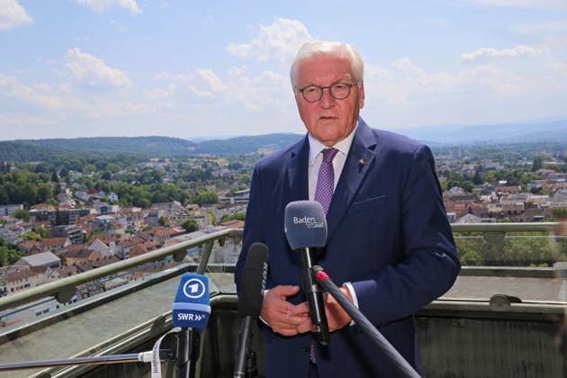 Bundespräsident Frank-Walter Steinmeier auf der Dachterrasse des Rathaus in Lörrach beim Pressestatement. Bundespräsident Frank-Walter Steinmeier auf der Dachterrasse des Rathaus in Lörrach beim Pressestatement. Lörrach Baden-Württemberg Deutschland *** Federal President Frank Walter Steinmeier on the rooftop terrace of City Hall in Lörrach during a press statement Federal President Frank Walter Steinmeier on the rooftop terrace of City Hall in Lörrach during a press statement Lörrach, Baden-Württemberg, Germany