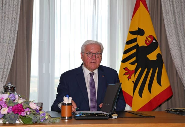 Bundespräsident Frank-Walter Steinmeier hat die Amtsgeschäfte an seinem Amtssitz in Lörrach aufgenommen. Bundespräsident Frank-Walter Steinmeier hat die Amtsgeschäfte an seinem Amtssitz in Lörrach aufgenommen. Lörrach Baden-Württemberg Deutschland *** Federal President Frank Walter Steinmeier has taken up his official duties at his official residence in Lörrach Federal President Frank Walter Steinmeier has taken up his official duties at his official residence in Lörrach Lörrach, Baden-Württemberg, Germany