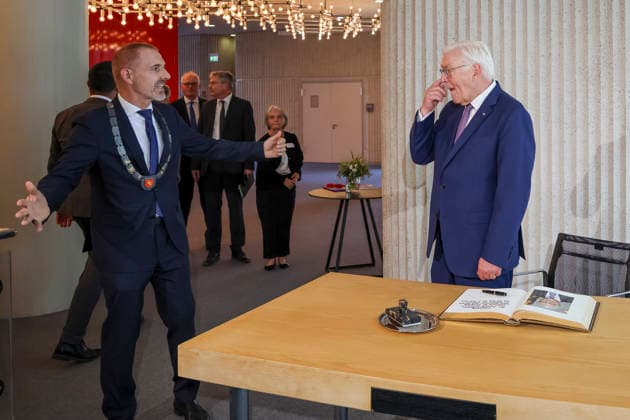 Oberbürgermeister Jörg Lutz und Bundespräsident Frank-Walter Steinmeier , Deutschland, Bundespräsident Frank-Walter Steinmeier, Format Ortszeit Deutschland, Eintrag ins Goldene Buch der Stadt Lörrach, 30.06.2026, Lörrach Rathaus Foyer Baden-Württemberg Deutschland *** Mayor Jörg Lutz and Federal President Frank Walter Steinmeier, Germany; Federal President Frank Walter Steinmeier; Format: Local Time, Germany; Entry in the Golden Book of the City of Lörrach; June 30, 2026; Lörrach City Hall Foyer, Baden-Württemberg, Germany Copyright: xGrantxHubbsx