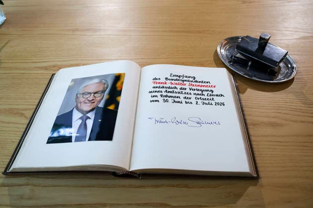 Unterschrift im Goldene Buch von Frank-Walter Steinmeier , Deutschland, Bundespräsident Frank-Walter Steinmeier, Format Ortszeit Deutschland, Eintrag ins Goldene Buch der Stadt Lörrach, 30.06.2026, Lörrach Rathaus Foyer Baden-Württemberg Deutschland *** Signature in the Golden Book by Frank Walter Steinmeier, Germany, Federal President Frank Walter Steinmeier, Local time in Germany, Entry in the Golden Book of the City of Lörrach, June 30, 2026, Lörrach City Hall Foyer, Baden-Württemberg, Germany Copyright: xGrantxHubbsx