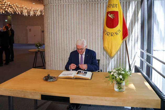 Bundespräsident Frank-Walter Steinmeier , Deutschland, Bundespräsident Frank-Walter Steinmeier, Format Ortszeit Deutschland, Eintrag ins Goldene Buch der Stadt Lörrach, 30.06.2026, Lörrach Rathaus Foyer Baden-Württemberg Deutschland *** Federal President Frank Walter Steinmeier, Germany; Federal President Frank Walter Steinmeier, Local Time in Germany; Entry in the Golden Book of the City of Lörrach, June 30, 2026; Lörrach City Hall Foyer, Baden-Württemberg, Germany Copyright: xGrantxHubbsx