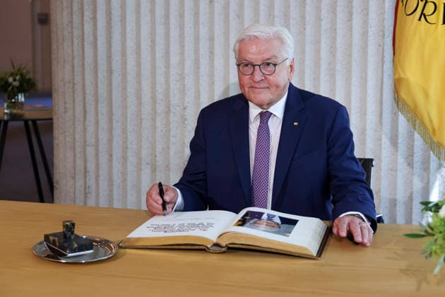 Bundespräsident Frank-Walter Steinmeier , Deutschland, Bundespräsident Frank-Walter Steinmeier, Format Ortszeit Deutschland, Eintrag ins Goldene Buch der Stadt Lörrach, 30.06.2026, Lörrach Rathaus Foyer Baden-Württemberg Deutschland *** Federal President Frank Walter Steinmeier, Germany; Federal President Frank Walter Steinmeier, Local Time in Germany; Entry in the Golden Book of the City of Lörrach, June 30, 2026; Lörrach City Hall Foyer, Baden-Württemberg, Germany Copyright: xGrantxHubbsx