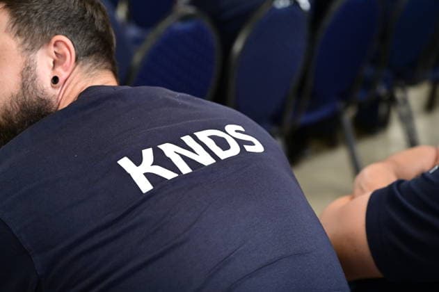 KNDS Werk Görlitz. KNDS Logos auf Arbeitsbekleidung der Beschäftigten. Im Rahmen des Besuchs des Ministerpräsidenten wird ein Überblick über die Transformation des Standorts gegeben. Görlitz, 30.06.2026 *** KNDS Görlitz Plant: KNDS Logos on Employees’ Work Clothing. As part of the Minister President’s visit, an overview of the site’s transformation will be provided. Görlitz, June 30, 2026 Copyright: xMatthiasxWehnertx