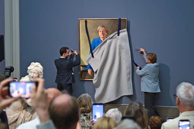 Im Berliner Bode-Museum ist am Dienstag (30.06.2026) das Portraet der frueheren Bundeskanzlerin Angela Merkel (CDU) enthuellt worden. Gemalt wurde es von dem deutsch-franzoesischen Maler Jeremie Queyras (links), der Merkel (rechts) stehend und in einem blauen Blazer portraetiert hat. Das Werk ist 110 mal 140 Zentimeter gross und bis zum 4. Oktober im Bode-Museum zu sehen. Danach soll das Portraet im ersten Stock des Bundeskanzleramtes neben den anderen bisherigen Kanzlern ausgestellt werden. Merkel war von 2005 bis 2021 Bundeskanzlerin. (Siehe epd-Meldung vom 30.06.2026) EDITORIAL USE ONLY *** On Tuesday, June 30, 2026, a portrait of former German Chancellor Angela Merkel (CDU) was unveiled at the Bode Museum in Berlin. It was painted by th Copyright: epd-bild ChristianxDitsch epd-Merkel_Portraet1-kopieren
