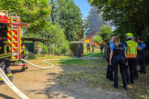 Gartenhüttenbrand in Langen Feuerwehr verhindert Ausbreitung Am 30.06.2026 brannte gegen 13:00 Uhr eine Gartenhütte an der Frankfurter Straße in Langen. Das Feuer griff auf die umliegende Vegetation über und drohte, weitere Hütten zu erfassen. Drei Atemschutztrupps brachten den Brand unter Kontrolle; wegen asbesthaltiger Baumaterialien kam Schaummittel zum Einsatz. Die Löschwasserversorgung erfolgte durch zwei Löschfahrzeuge im Pendelverkehr, unterstützt von der Feuerwehr Dreieich. Knapp 35 Einsatzkräfte waren rund zwei Stunden vor Ort; im Anschluss folgten Hygienemaßnahmen an Einsatzstelle und Feuerwache Langen Hessen Deutschland *** Garden Shed Fire in Langen: Fire Department Prevents Spread On June 30, 2026, at around 1:00