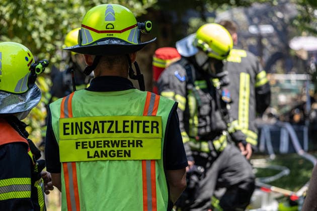 Gartenhüttenbrand in Langen Feuerwehr verhindert Ausbreitung Am 30.06.2026 brannte gegen 13:00 Uhr eine Gartenhütte an der Frankfurter Straße in Langen. Das Feuer griff auf die umliegende Vegetation über und drohte, weitere Hütten zu erfassen. Drei Atemschutztrupps brachten den Brand unter Kontrolle; wegen asbesthaltiger Baumaterialien kam Schaummittel zum Einsatz. Die Löschwasserversorgung erfolgte durch zwei Löschfahrzeuge im Pendelverkehr, unterstützt von der Feuerwehr Dreieich. Knapp 35 Einsatzkräfte waren rund zwei Stunden vor Ort; im Anschluss folgten Hygienemaßnahmen an Einsatzstelle und Feuerwache Langen Hessen Deutschland *** Garden Shed Fire in Langen: Fire Department Prevents Spread On June 30, 2026, at around 1:00