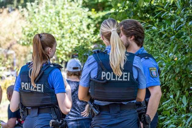 Gartenhüttenbrand in Langen Feuerwehr verhindert Ausbreitung Am 30.06.2026 brannte gegen 13:00 Uhr eine Gartenhütte an der Frankfurter Straße in Langen. Das Feuer griff auf die umliegende Vegetation über und drohte, weitere Hütten zu erfassen. Drei Atemschutztrupps brachten den Brand unter Kontrolle; wegen asbesthaltiger Baumaterialien kam Schaummittel zum Einsatz. Die Löschwasserversorgung erfolgte durch zwei Löschfahrzeuge im Pendelverkehr, unterstützt von der Feuerwehr Dreieich. Knapp 35 Einsatzkräfte waren rund zwei Stunden vor Ort; im Anschluss folgten Hygienemaßnahmen an Einsatzstelle und Feuerwache Langen Hessen Deutschland *** Garden Shed Fire in Langen: Fire Department Prevents Spread On June 30, 2026, at around 1:00