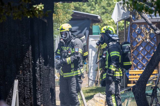 Gartenhüttenbrand in Langen Feuerwehr verhindert Ausbreitung Am 30.06.2026 brannte gegen 13:00 Uhr eine Gartenhütte an der Frankfurter Straße in Langen. Das Feuer griff auf die umliegende Vegetation über und drohte, weitere Hütten zu erfassen. Drei Atemschutztrupps brachten den Brand unter Kontrolle; wegen asbesthaltiger Baumaterialien kam Schaummittel zum Einsatz. Die Löschwasserversorgung erfolgte durch zwei Löschfahrzeuge im Pendelverkehr, unterstützt von der Feuerwehr Dreieich. Knapp 35 Einsatzkräfte waren rund zwei Stunden vor Ort; im Anschluss folgten Hygienemaßnahmen an Einsatzstelle und Feuerwache Langen Hessen Deutschland *** Garden Shed Fire in Langen: Fire Department Prevents Spread On June 30, 2026, at around 1:00