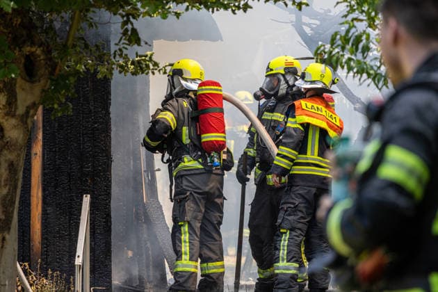 Gartenhüttenbrand in Langen Feuerwehr verhindert Ausbreitung Am 30.06.2026 brannte gegen 13:00 Uhr eine Gartenhütte an der Frankfurter Straße in Langen. Das Feuer griff auf die umliegende Vegetation über und drohte, weitere Hütten zu erfassen. Drei Atemschutztrupps brachten den Brand unter Kontrolle; wegen asbesthaltiger Baumaterialien kam Schaummittel zum Einsatz. Die Löschwasserversorgung erfolgte durch zwei Löschfahrzeuge im Pendelverkehr, unterstützt von der Feuerwehr Dreieich. Knapp 35 Einsatzkräfte waren rund zwei Stunden vor Ort; im Anschluss folgten Hygienemaßnahmen an Einsatzstelle und Feuerwache Langen Hessen Deutschland *** Garden Shed Fire in Langen: Fire Department Prevents Spread On June 30, 2026, at around 1:00